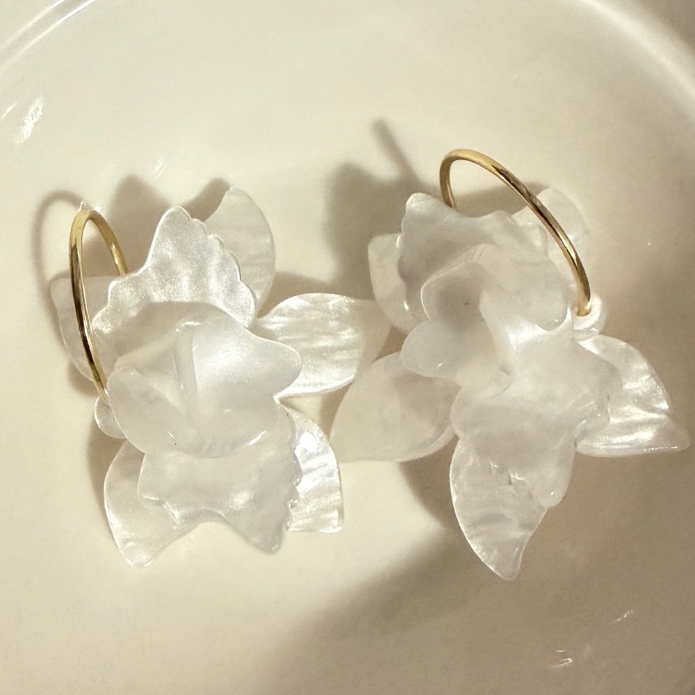 NEW! Petal Shell Hoop Gold Earrings